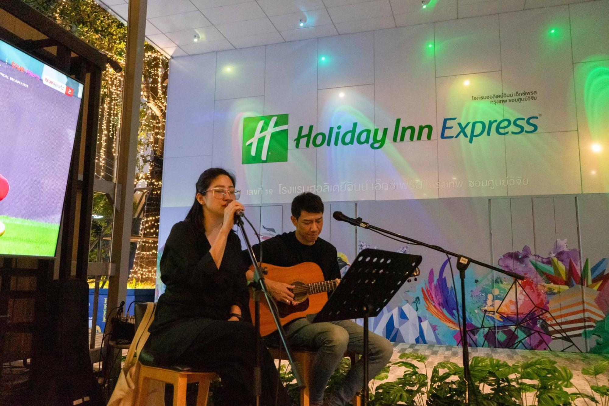 Holiday Inn Express Bangkok Soi Soonvijai By Ihg Dış mekan fotoğraf